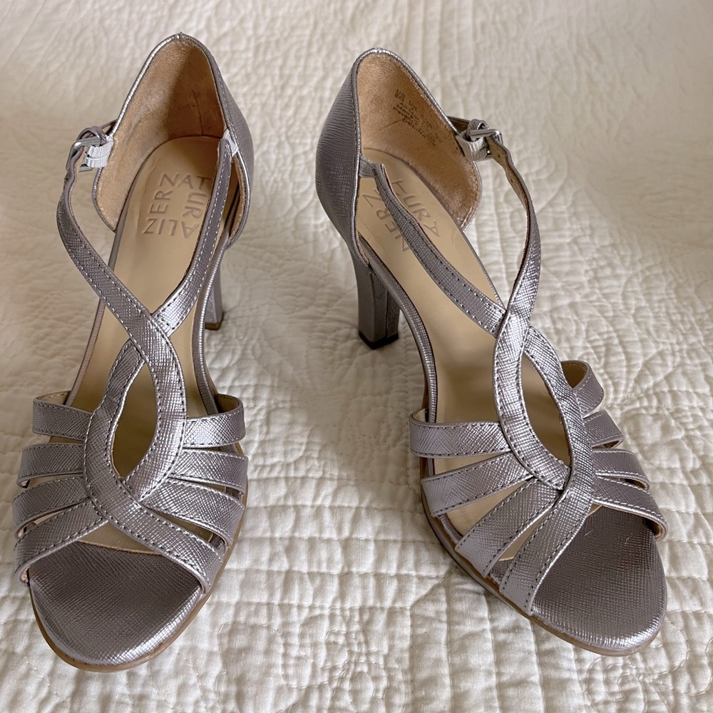 Shoes, heels, strap/buckle style